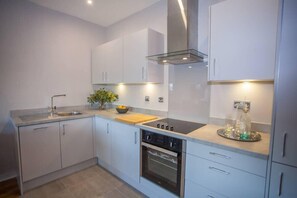 Fridge, microwave, oven, stovetop - Stylish 2-Bed Apartment Near Glasgow Green (Glasgow City)
