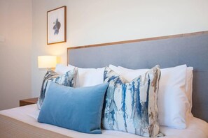 2 bedrooms, iron/ironing board, travel cot, WiFi - Stylish 2-Bed Apartment Near Glasgow Green (Glasgow City)