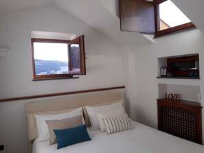 3 bedrooms, iron/ironing board, WiFi, bed sheets - The Attic Sant'Antonino CIN: IT063080C2EGQ72ZIE (Sorrento)