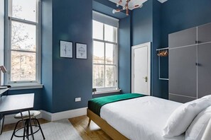 2 bedrooms, desk, iron/ironing board, WiFi - Elegant 2 Bedroom Apartment in West End (Glasgow City)