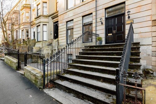 Elegant 2 Bedroom Apartment in West End