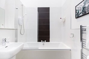Shower, hair dryer - Elegant 2 Bedroom Apartment in West End (Glasgow City)