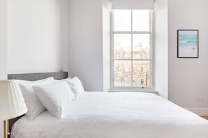 2 bedrooms, desk, iron/ironing board, WiFi - Elegant 2 Bedroom Apartment in West End (Glasgow City)