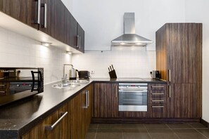 Fridge, microwave, oven, dishwasher - Elegant 2 Bedroom Apartment in West End (Glasgow City)