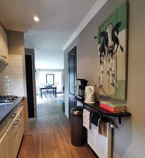 Fridge, oven, stovetop, coffee/tea maker