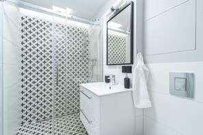 Studio Suite | Bathroom | Shower, hair dryer, towels, toilet paper