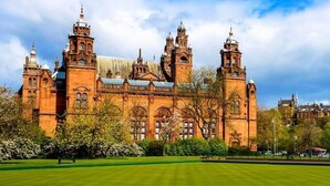 A large, historic building with multiple towers and a prominent clock tower. - Homely Flat close to Centre with Free Parking! (Glasgow)