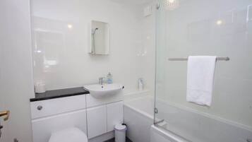 Dusche, Haartrockner, Handtücher