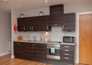 Kühlschrank, Mikrowelle, Ofen, Geschirrspüler