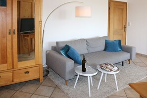 Apartment, Garden View | Living area | 42-inch flat-screen TV with satellite channels, TV - Landhaus Schmitt (Sommerach)