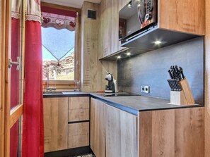 Réfrigérateur, four à micro-ondes, lave-vaisselle