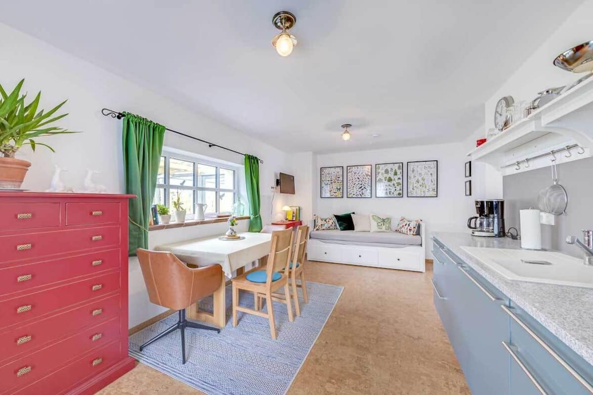 Apartment | Living area | 1-inch flat-screen TV with satellite channels, TV