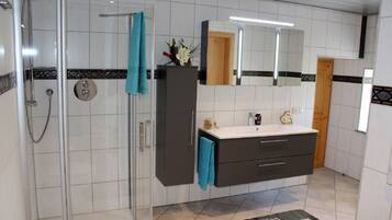 Apartment | Badezimmer | Dusche, Handtücher