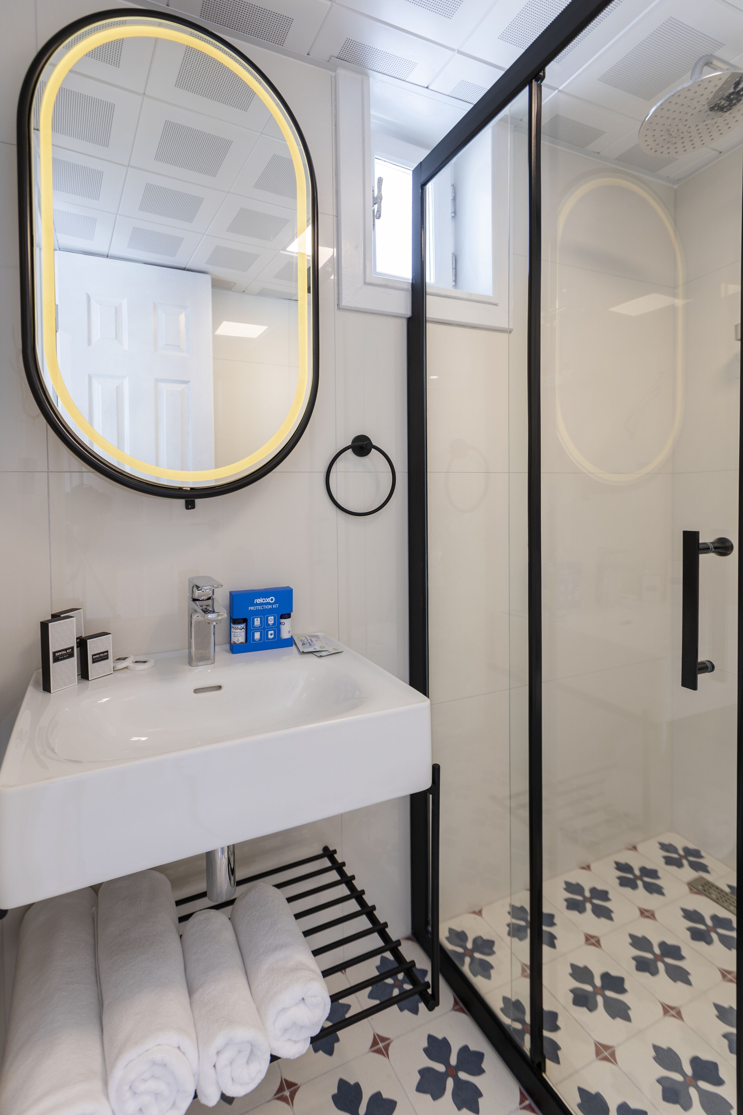 shower, rainfall showerhead, free toiletries, hair dryer