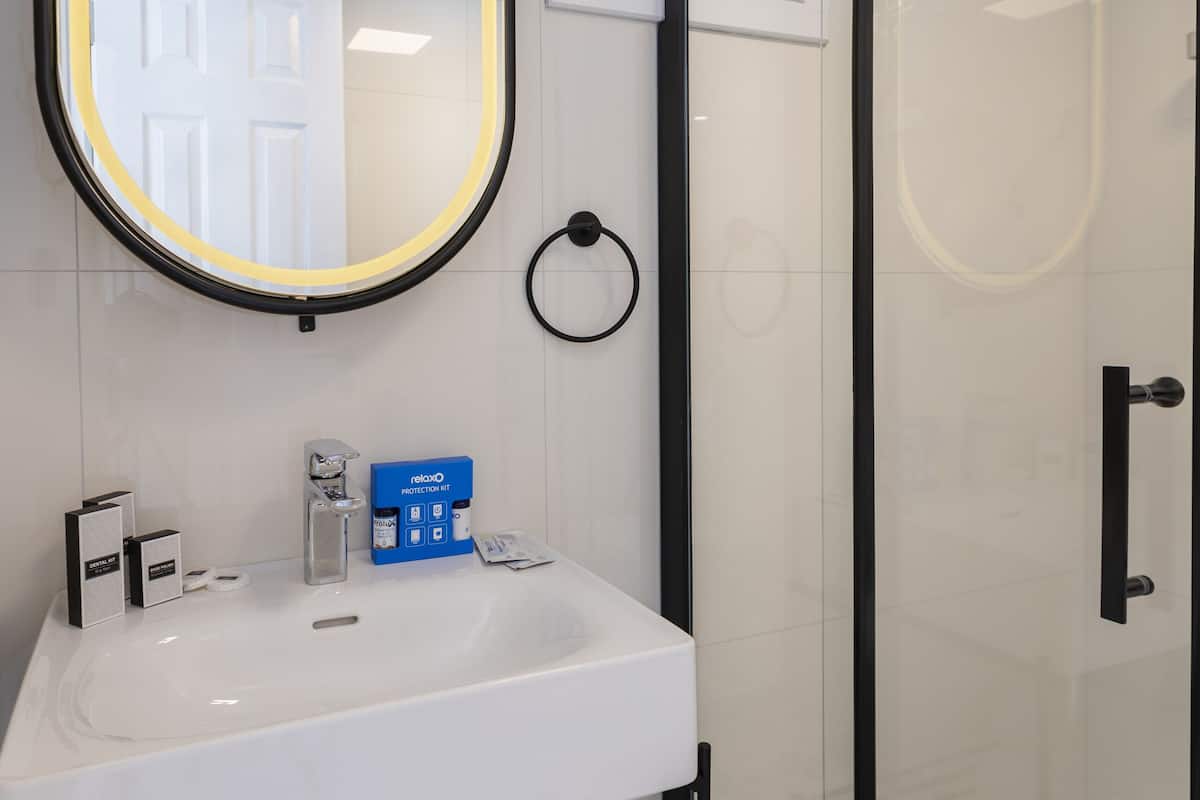 shower, rainfall showerhead, free toiletries, hair dryer