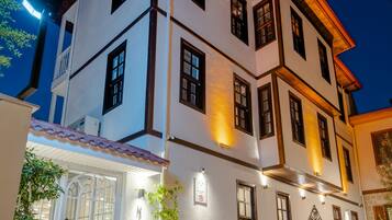 Boendets fasad - kväll/natt