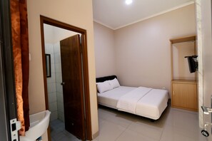 Habitación doble estándar, 1 cama matrimonial | Escritorio, wifi gratis y ropa de cama