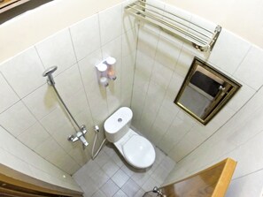 Habitación doble estándar, 1 cama matrimonial | Baño | Regadera, bidet, toallas, jabón