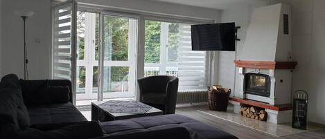 Apartemen | Ruang keluarga | TV layar datar