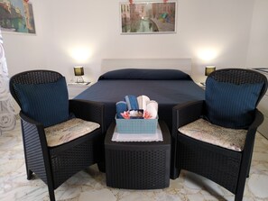 2 bedrooms, iron/ironing board, WiFi