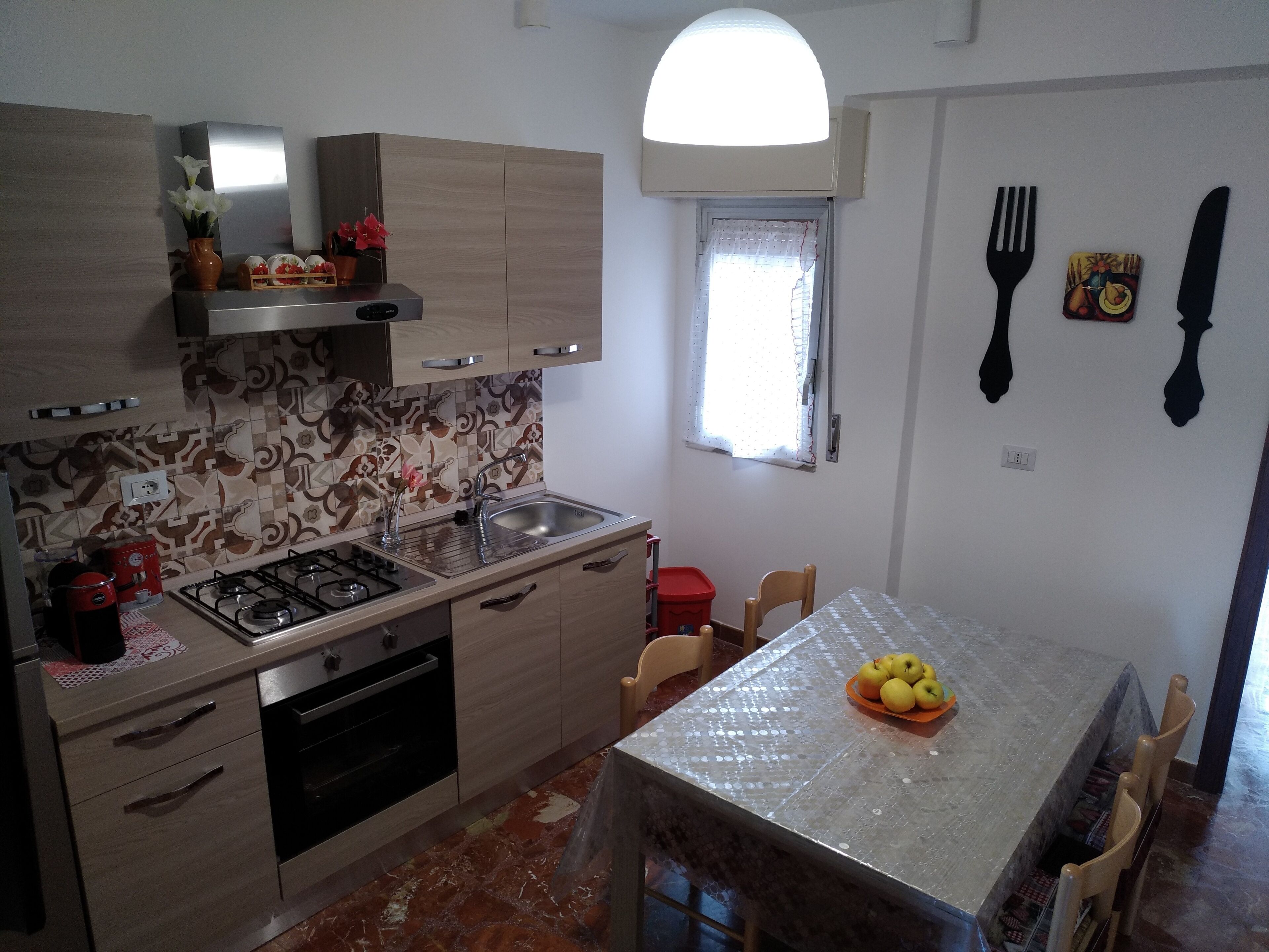 Coffee/tea maker, fridge, oven, stovetop