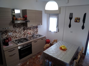 Réfrigérateur, four, cafetière/bouilloire, bouilloire électrique