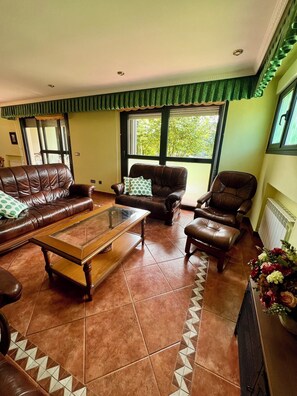 TV, books - House in Llanes ideal for vacations or family getaways or with friends. (Llanes)