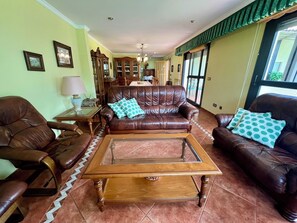 TV, books - House in Llanes ideal for vacations or family getaways or with friends. (Llanes)