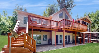 Lakefront retreat with private dock, kayaks, volleyball, firepit, Ping-Pong