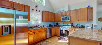 Lakefront retreat with private dock, kayaks, volleyball, firepit, Ping-Pong