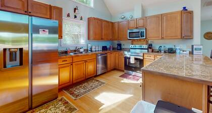 Lakefront retreat with private dock, kayaks, volleyball, firepit, Ping-Pong