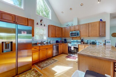 Lakefront retreat with private dock, kayaks, volleyball, firepit, Ping-Pong