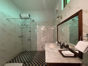 Habitación superior (Hideaway) | Baño | Ducha, artículos de higiene personal gratuitos y secador de pelo