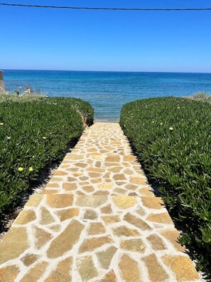 Playa en los alrededores y toallas de playa 