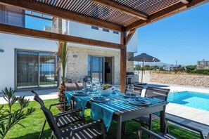Outdoor dining - Beachfront Villa w/Private Pool, BBQ and Ping Pong (Rethymnon)