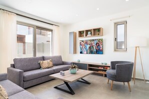 Smart-TV, bordtennis og stereoanlegg
