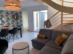 Smart TV, books, stereo