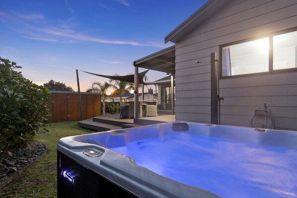 Terrace/patio - Bliss.....Classic chilled beach house two minutes walk or 200 m from the beach (Bay of Plenty)