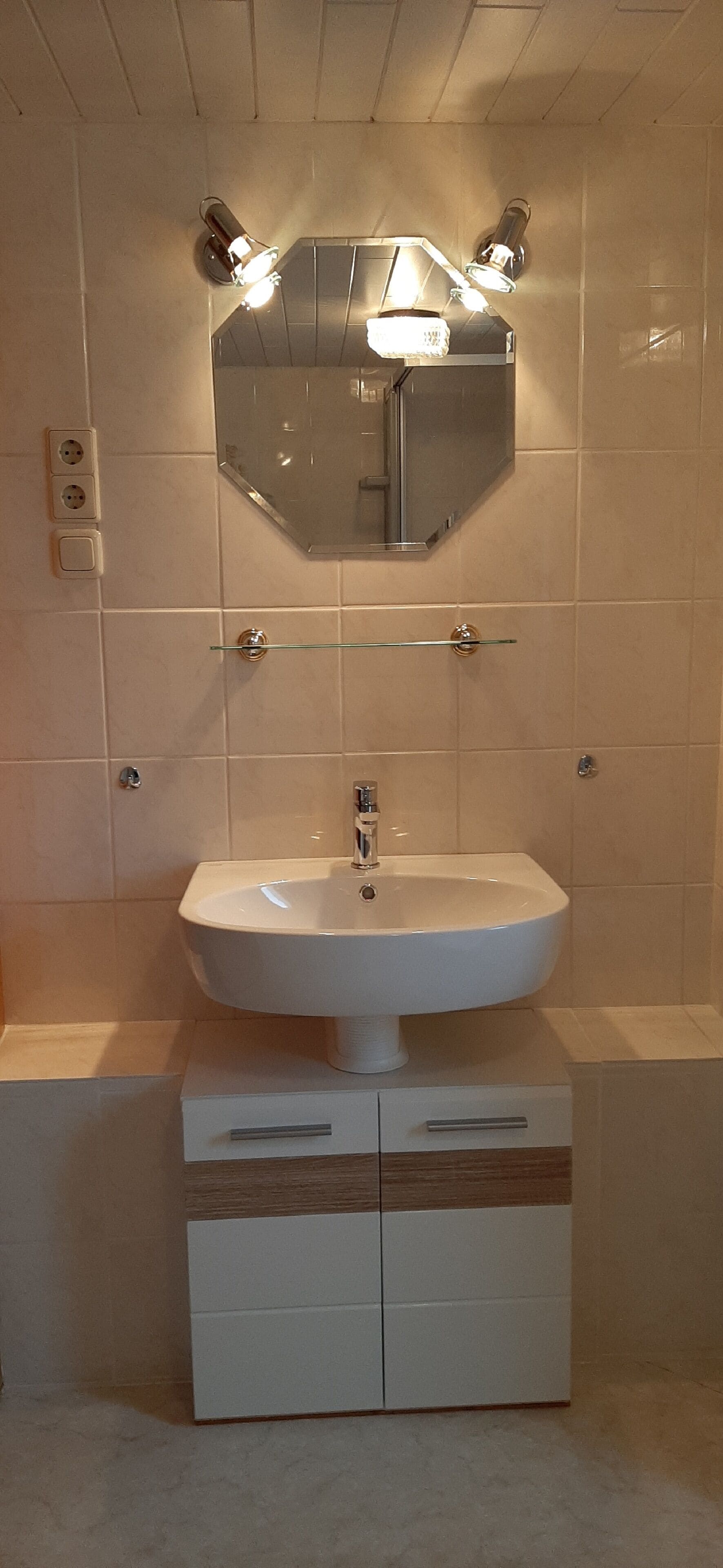 ハウス | バスルーム | シャワー、タオル、石鹸 、トイレットペーパー