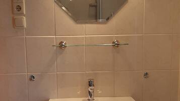 Hus | Badeværelse | Bruser, håndklæder, Sæbe, Toiletpapir