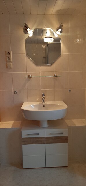 Casa | Bagno | Doccia, asciugamani, sapone, carta igienica