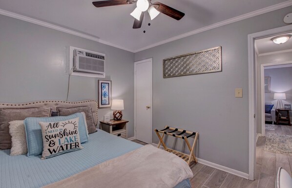 1 bedroom, desk, free WiFi, bed sheets - Lakefront Cabin (Higden)
