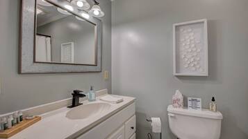 Duschwanne, Haartrockner, Handtücher, Seife