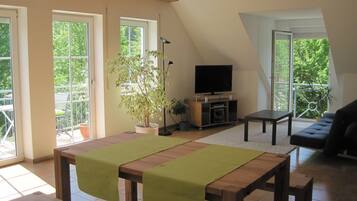 Ferienhaus | Wohnbereich | 42-Zoll-Fernseher mit Satellitenempfang, DVD-Player