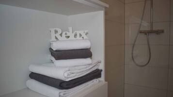 Appartement | Salle de bain | Douche, séchoir à cheveux, serviettes fournies