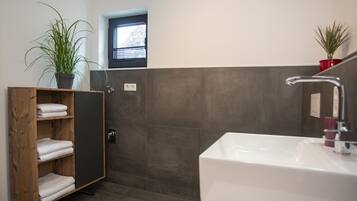 Huoneisto | Kylpyhuone | Suihku, hiustenkuivaaja, pyyhkeet, saippua