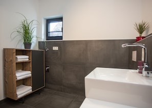 Apartment | Badezimmer | Dusche, Haartrockner, Handtücher, Seife