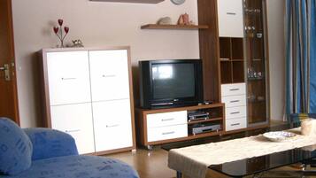 Apartment | Wohnbereich | Fernseher