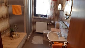 Apartemen | Kamar mandi | Bathtub dan shower terpisah, pengering rambut, dan handuk