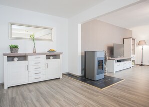 Căn hộ | Khu phòng khách | TV LED 25-inch có truyền hình cáp, đầu đĩa DVD